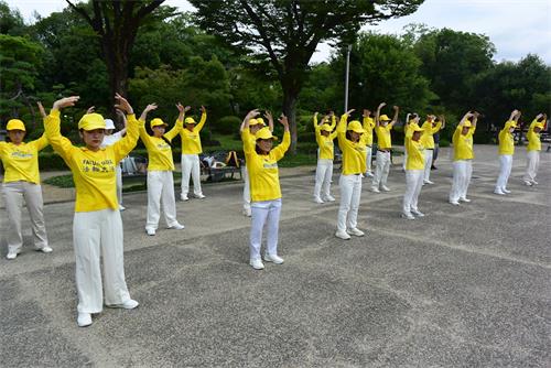 '圖5～6：法輪功學員在大阪城公園的天守閣下集體煉功'