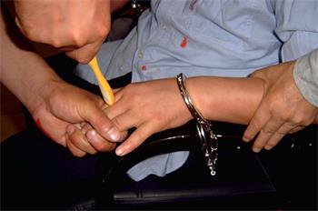 '酷刑演示：用牙刷或筆夾在指縫間，再使勁攥手'