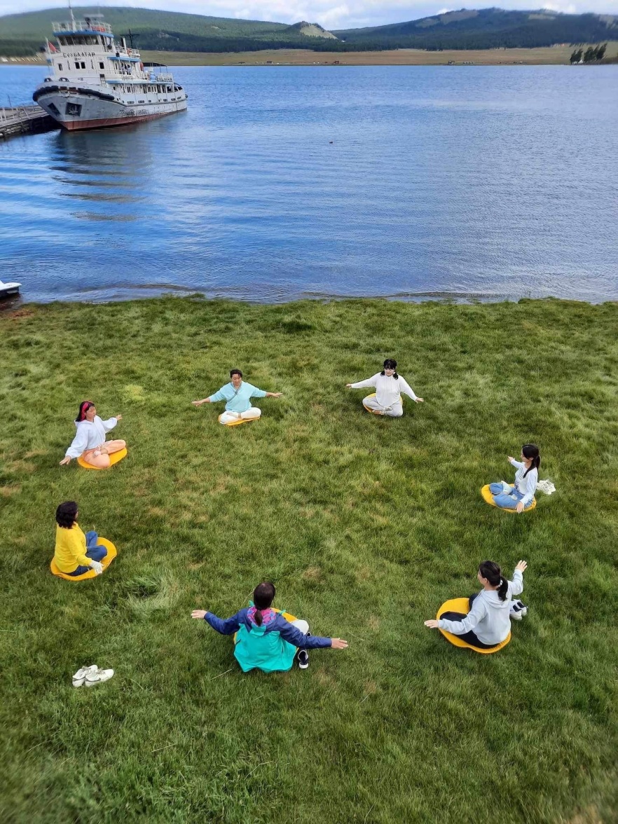 圖4：忙碌一天的學員在寧靜的湖邊打坐煉功