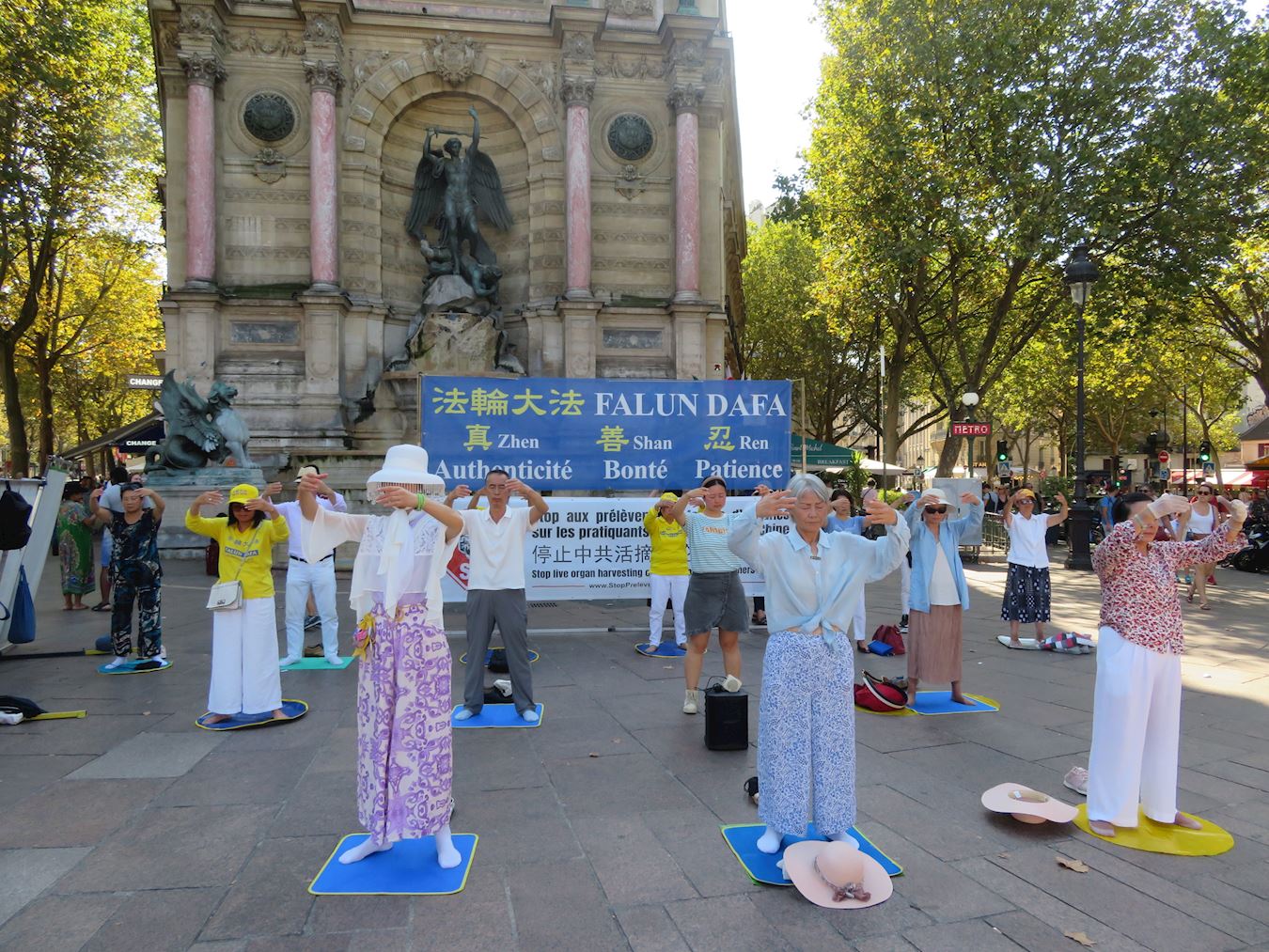 '圖1：法輪功學員在巴黎聖米歇爾廣場演示法輪功功法'