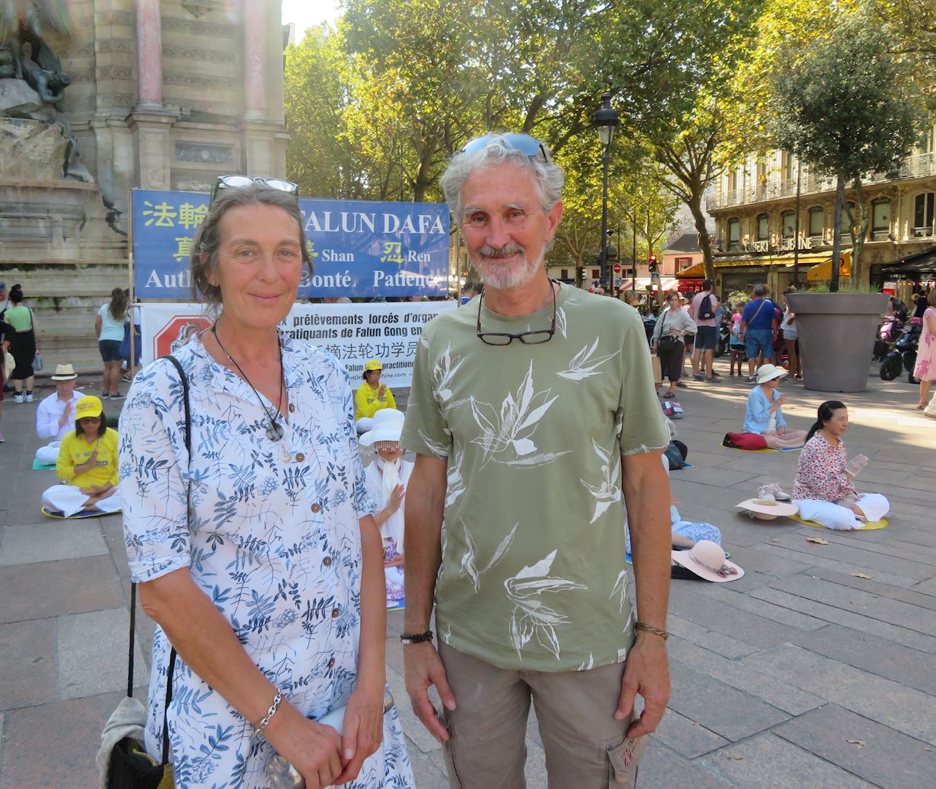 '圖9: 艾瑪紐埃爾-勒梅特（Emmanuelle Le Maître）（左）與多米尼克-蒂克西耶在巴黎聖米歇爾廣場（Dominique Tixier）'