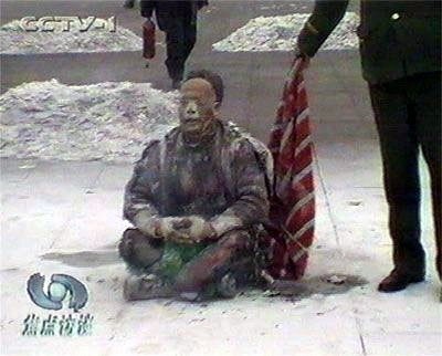 圖4：王進東這位演員，號稱雙腿夾著的雪碧瓶，是用來裝點燃自己的汽油的視頻截圖。（紀錄片《偽火》中的視頻截圖）