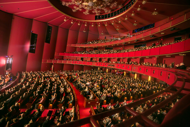 圖1：二零二四年二月四日下午，神韻新世界藝術團今年在美國首府華盛頓的肯尼迪藝術中心歌劇院（Kennedy Center Opera House）的第十場（也是今年最後一場）的演出爆滿落幕。圖為演員謝幕照。（大紀元）
