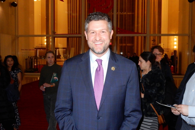 圖11：二零二四年二月一日晚，美國國會眾議員帕特裏克﹒萊恩（Patrick Ryan）觀賞了神韻新世界藝術團在美國首府華盛頓的肯尼迪藝術中心歌劇院（The Kennedy Center Opera House）的演出。（大紀元）