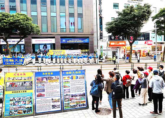 法輪功學員濟州島遊行　中國遊客喜愛