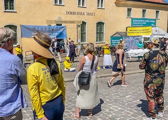 瑞典人用行動聲援支持法輪功反迫害