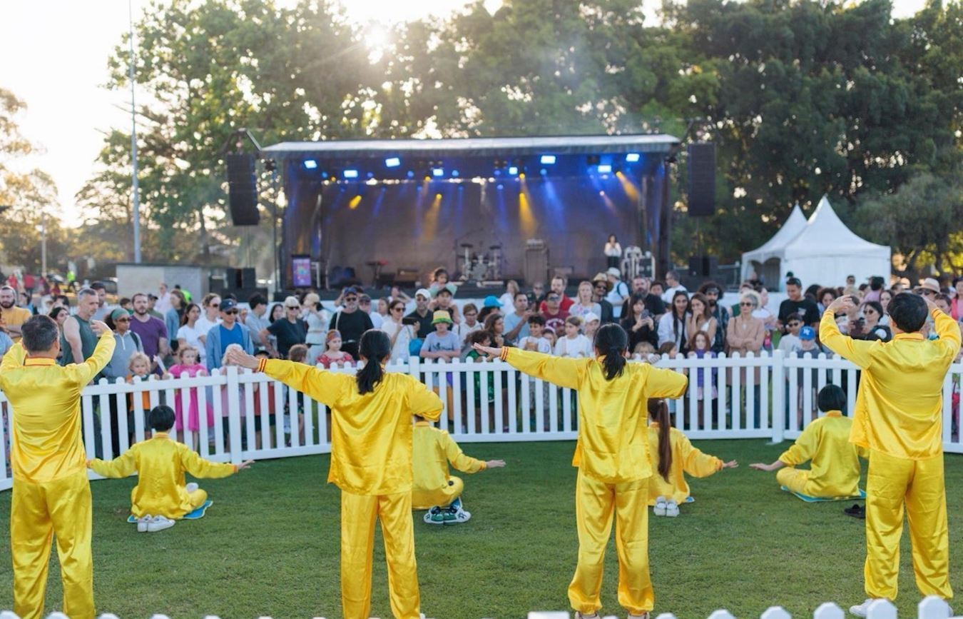 '圖15:十月十八日,法輪功學員在演示法輪功緩、慢、圓的五套功法。'