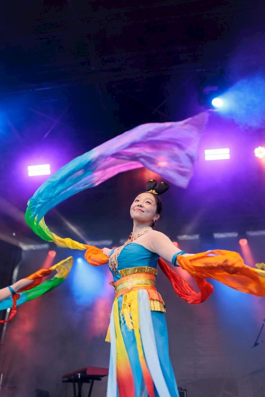 '圖16~17:法輪功學員在舞台上表演優雅的中華民族的傳統舞蹈。'