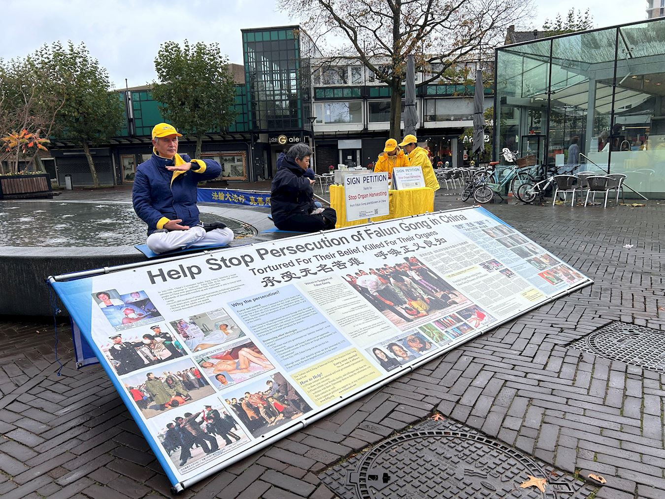 '圖4~5:二零二五年十月二十五日,法輪功學員在荷蘭奧斯(OSS)市傳播大法真相。'