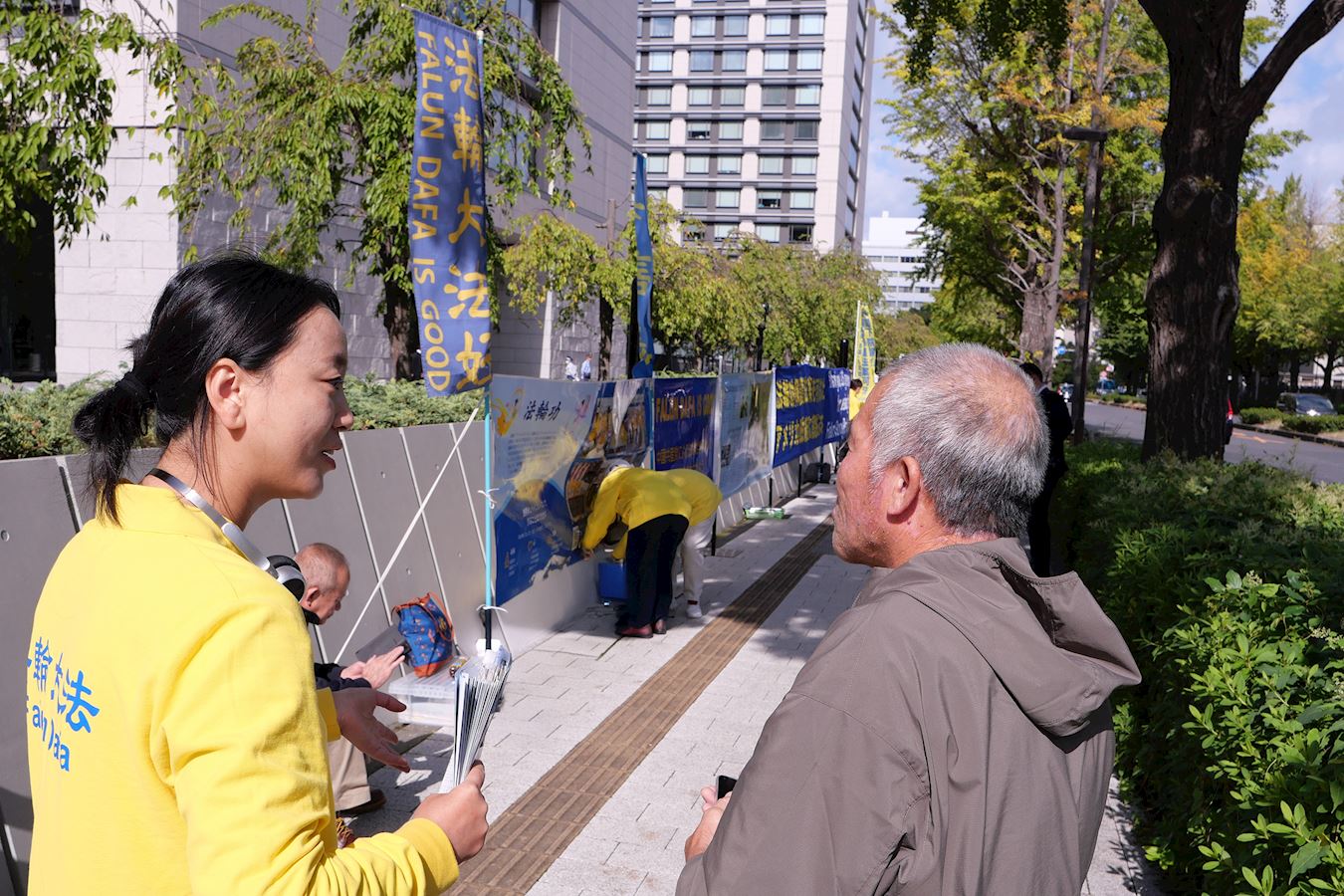 '圖1~2:十月二十八日,法輪功學員們在東京眾議院議員會館前舉行和平訴求活動,呼籲共同制止中共迫害。'