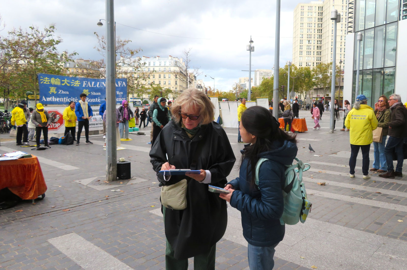 圖1~10:二零二五年十月二十五日,法輪功學員在法國巴黎的意大利廣場舉行了講真相和徵簽活動。