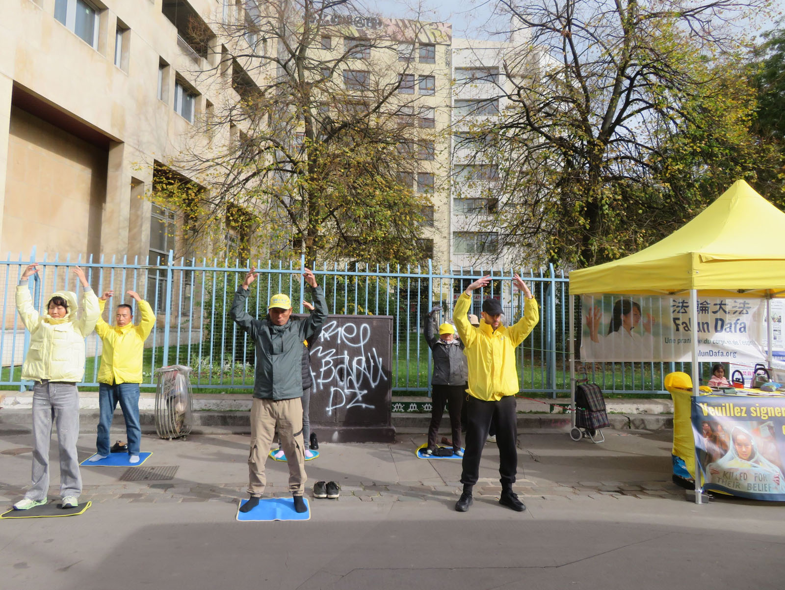圖11~12:十月二十八日,法輪功學員美麗城進行了講真相和徵簽活動。