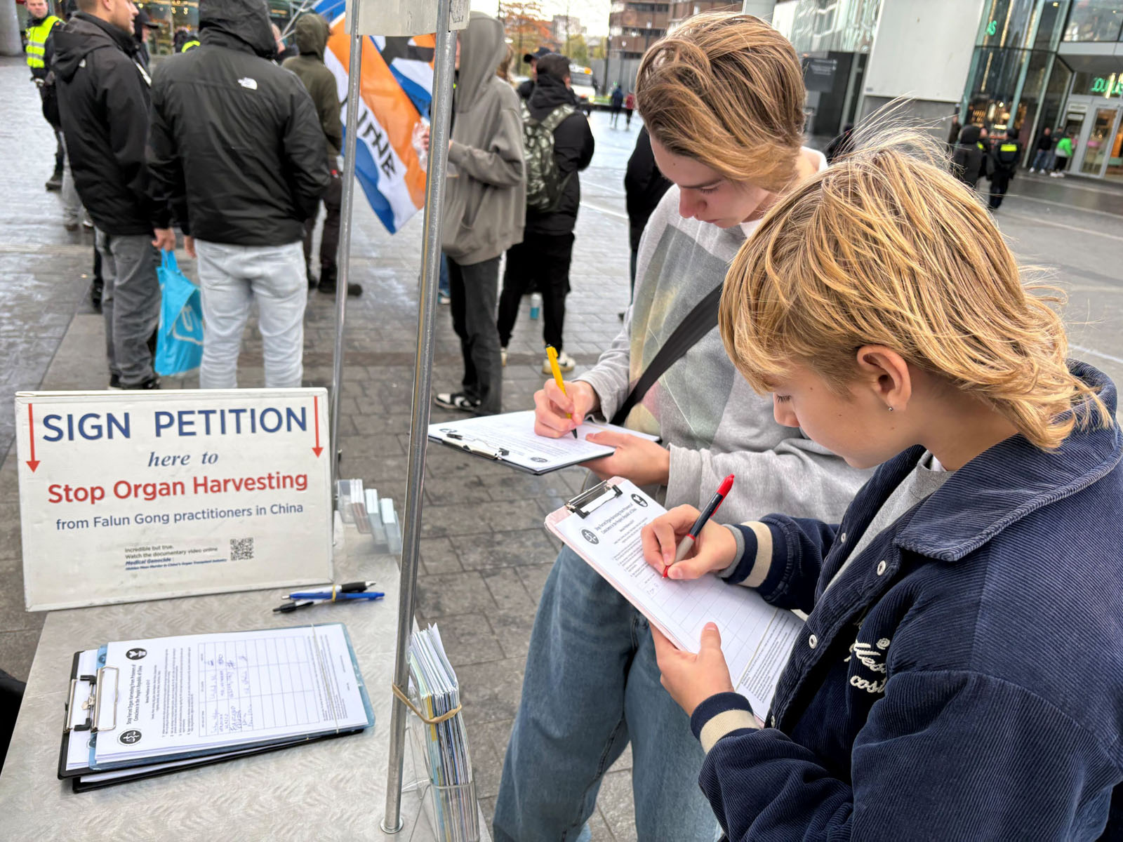 圖10:烏得勒支居民龐﹒賴克特(左)和西姆﹒范﹒福爾特霍伊曾在請願書上簽名。