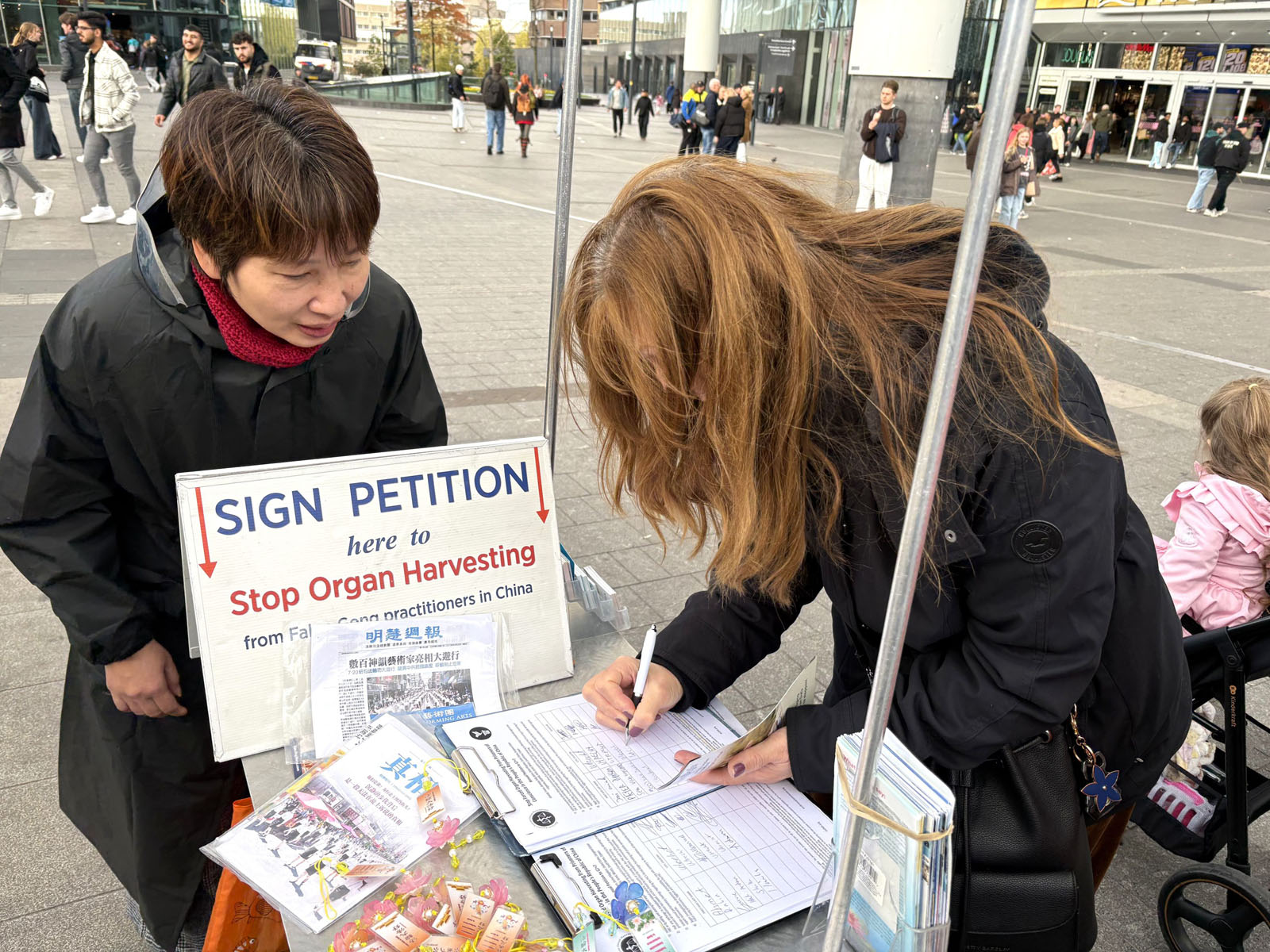 圖13~15:民眾在請願書上簽名支持法輪功反迫害