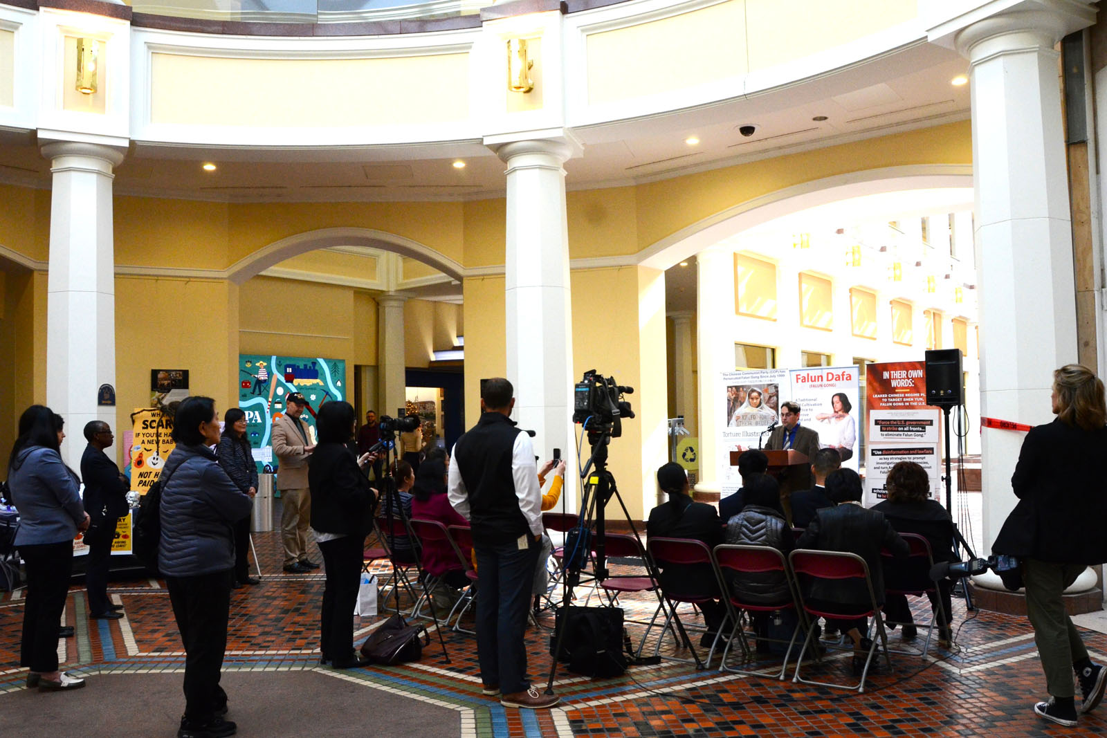 圖1:二零二五年十月二十九日,法輪功學員在美國賓州首府哈里斯堡的州議會大廈內舉行了法輪大法真相日活動。