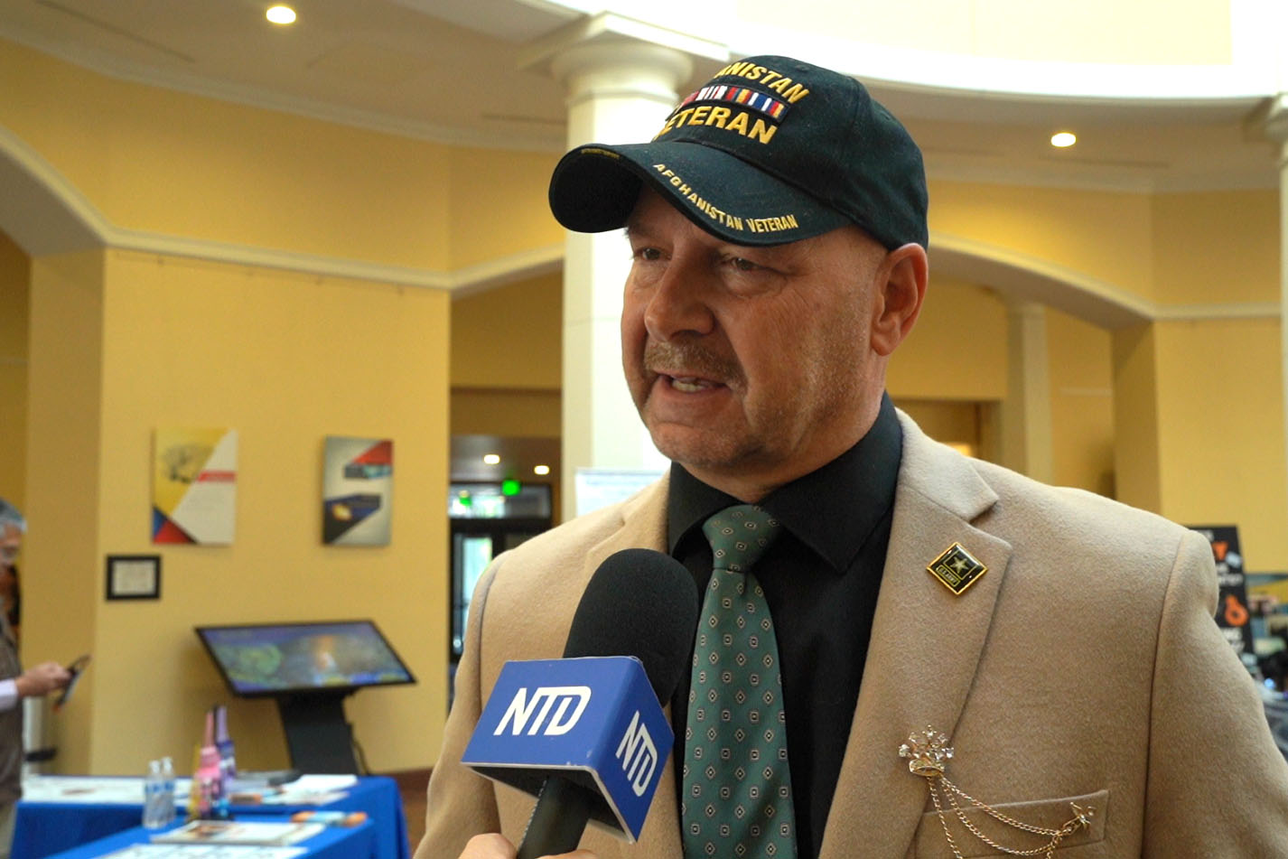 圖2:在賓州議會大廈舉行的法輪大法真相日新聞發布會後,賓州參議員馬斯特里亞諾接受媒體採訪。他前一天提出一項決議,譴責中共迫害法輪功。