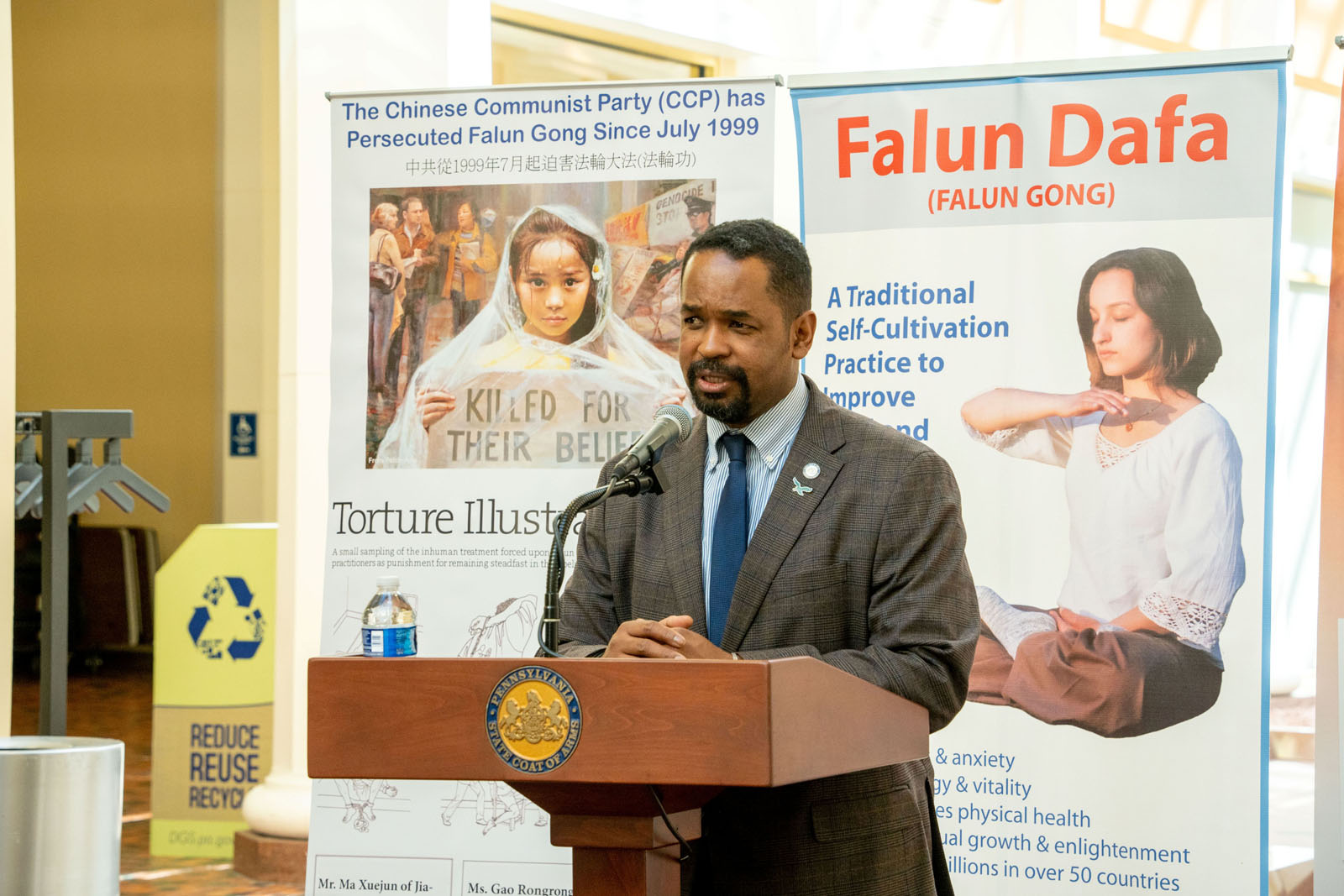 圖3:在賓州議會大廈舉行的法輪大法真相日新聞發布會上,賓州參議員斯特裏特譴責中共迫害法輪功。