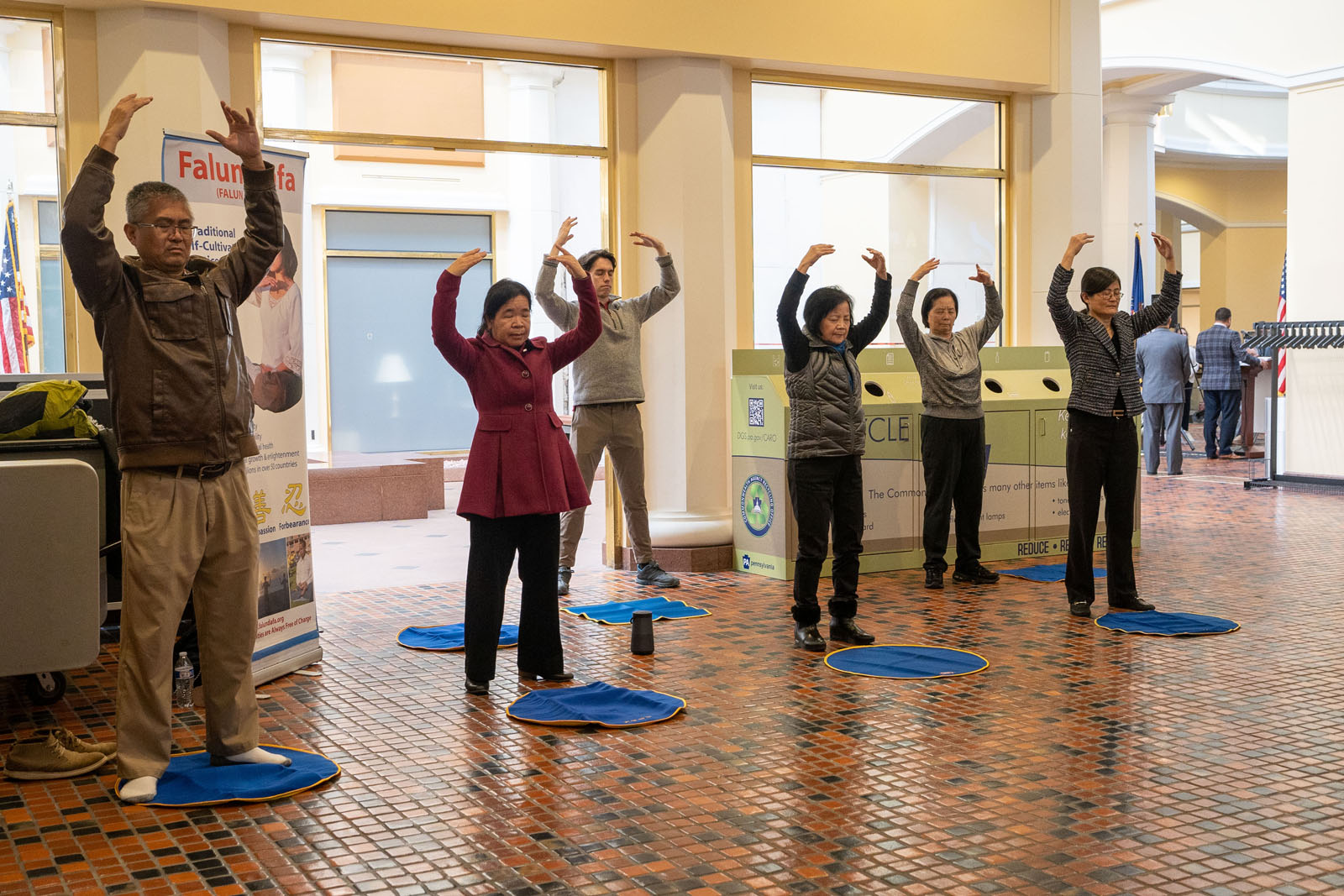 圖5:法輪功學員在賓州議會大廈舉行的法輪大法宣傳日活動上演示法輪功功法。