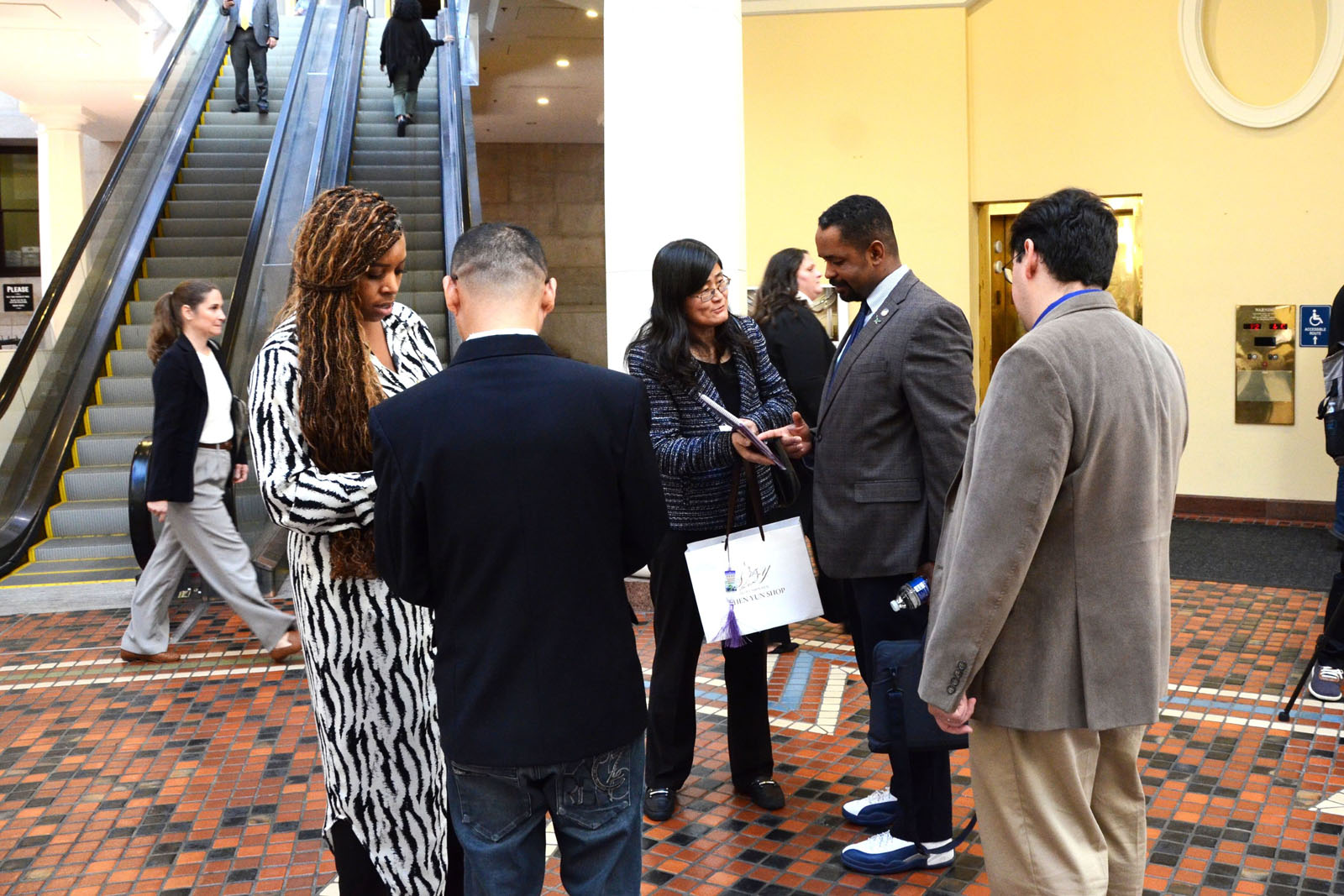 圖6~10:法輪功學員在美國賓州首府哈里斯堡的州議會大廈內舉行的法輪大法真相日活動中,向州政府人員講法輪功真相。