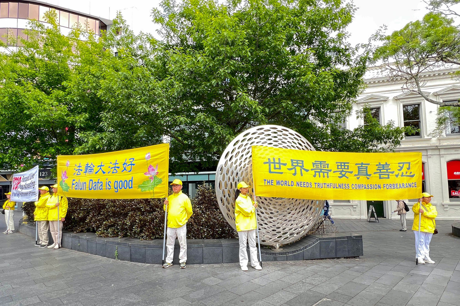 圖4~5:法輪功學員在奧克蘭新市場商業中心展示真相橫幅。