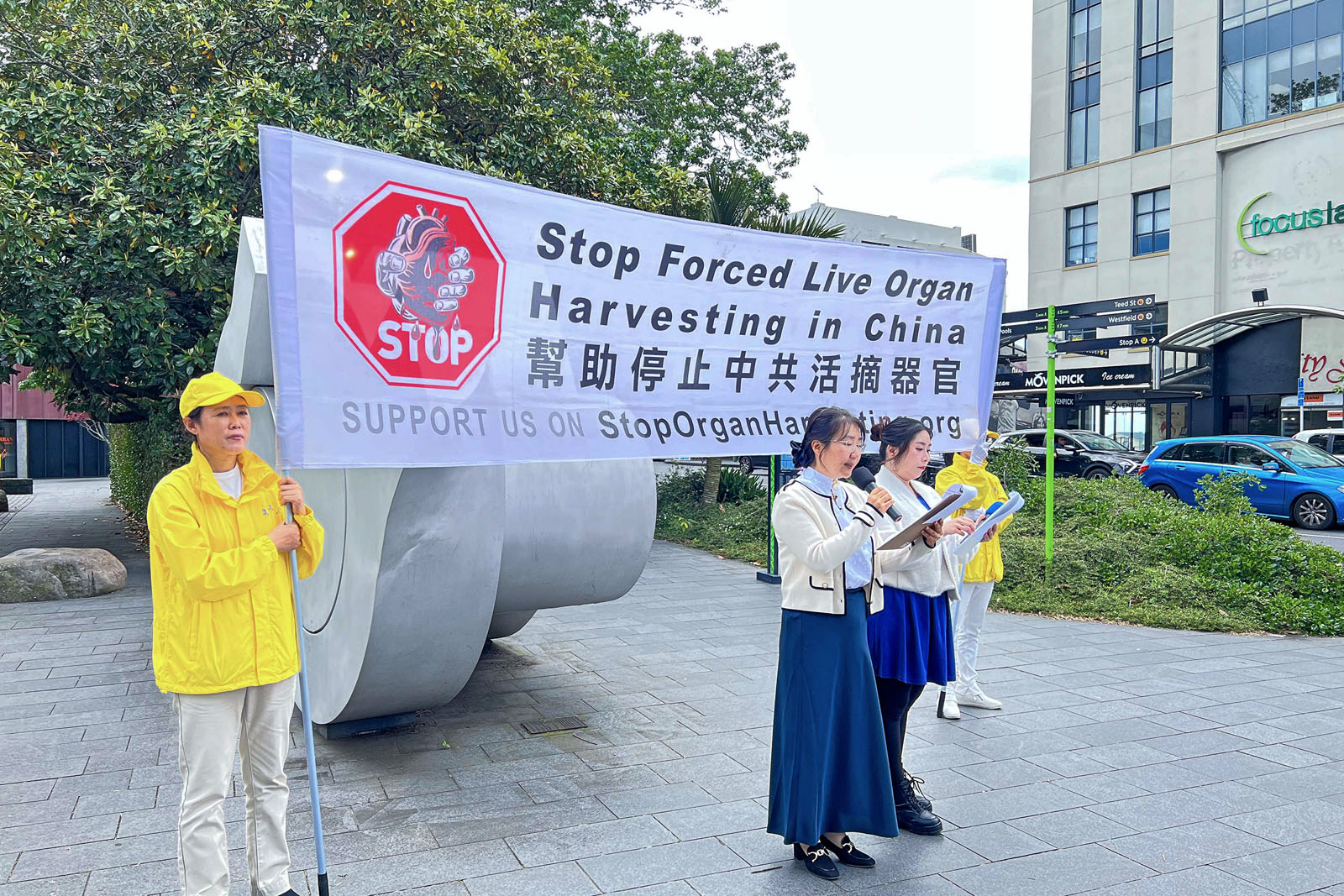 圖6:法輪功學員在新市場(Newmarket)的拉姆斯登・格林公園講真相。