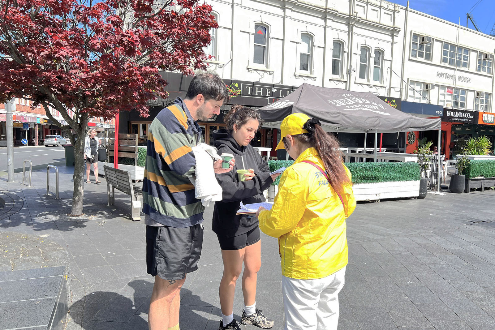 圖8:米娜(Mina)和馬特(Matt)夫婦在聆聽學員講真相。