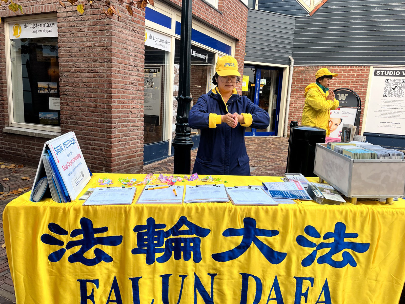 圖1~4:二零二五年十一月八日,荷蘭法輪功巡迴真相點到瓦瑟納爾舉辦講真相活動。