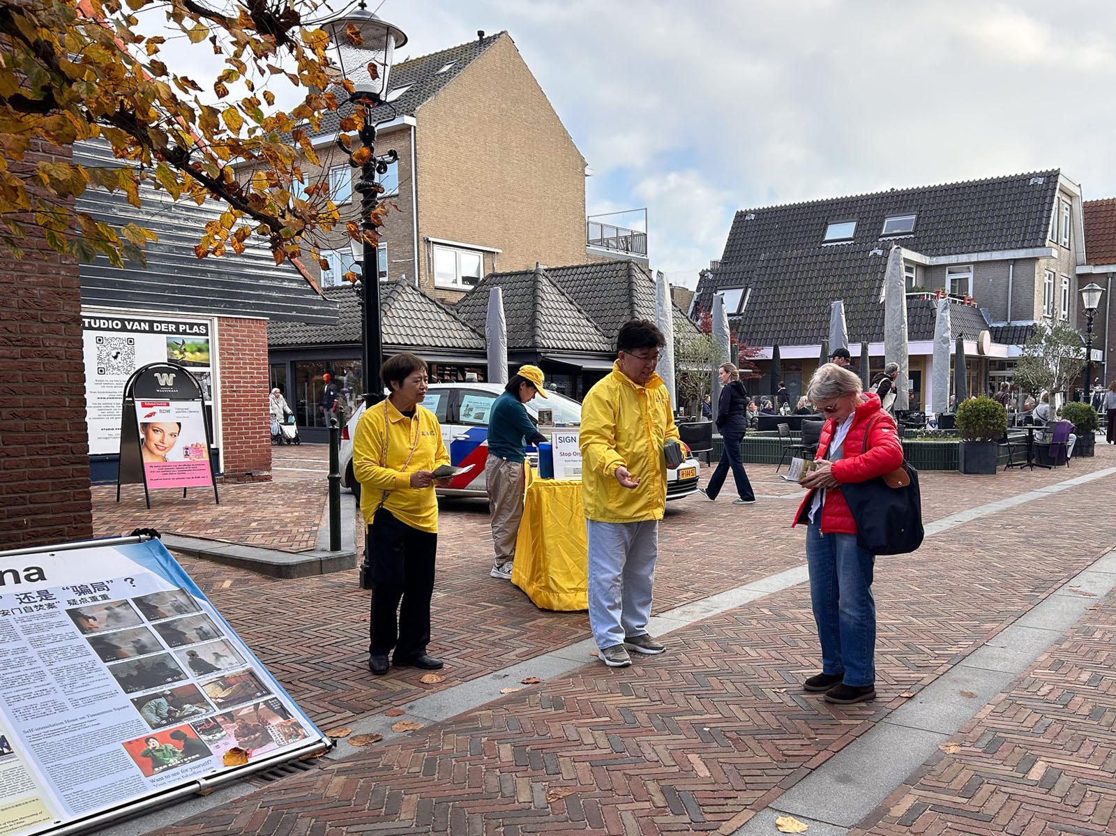 圖5~7:法輪功學員在向民眾傳播真相