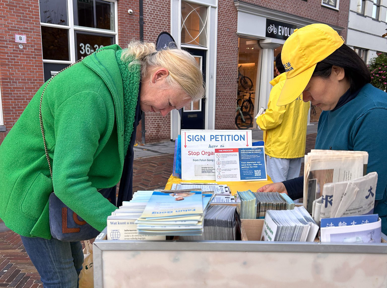 圖8~11:瓦瑟納爾居民簽名支持法輪功反迫害