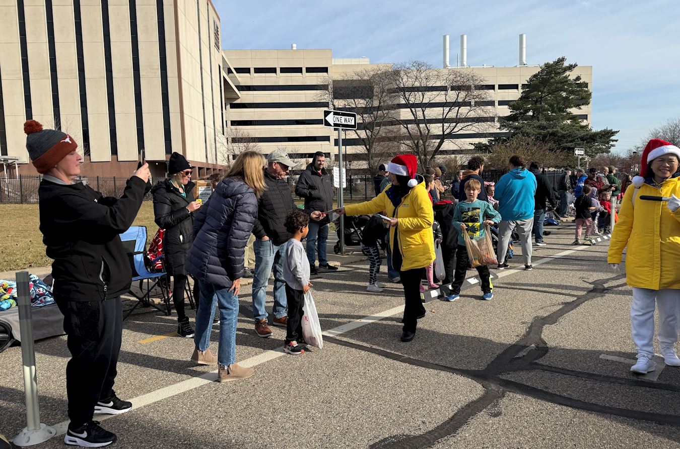 '圖8~10:法輪功學員向觀賞遊行的民眾遞上真相傳單。'