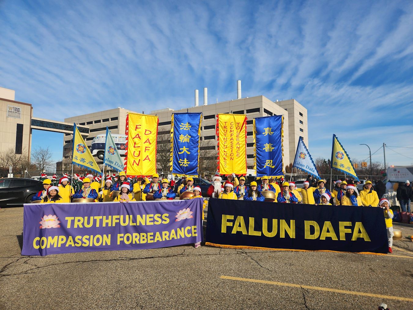 '圖12:部份參加遊行的法輪功學員集體合影'