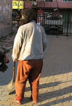 '圖：精神失常的張菊賢在街上打掃衛生'