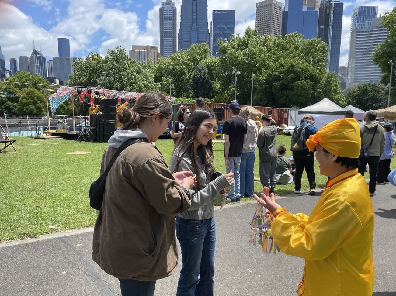 '圖1~7:二零二五年十二月七日,受邀在墨爾本「亞洲街頭美食節」(Asia Street Food Festival)演出的法輪大法團體,受到現場觀眾的歡迎。樂曲和舞蹈傳遞的純正能量,啟迪善念。'