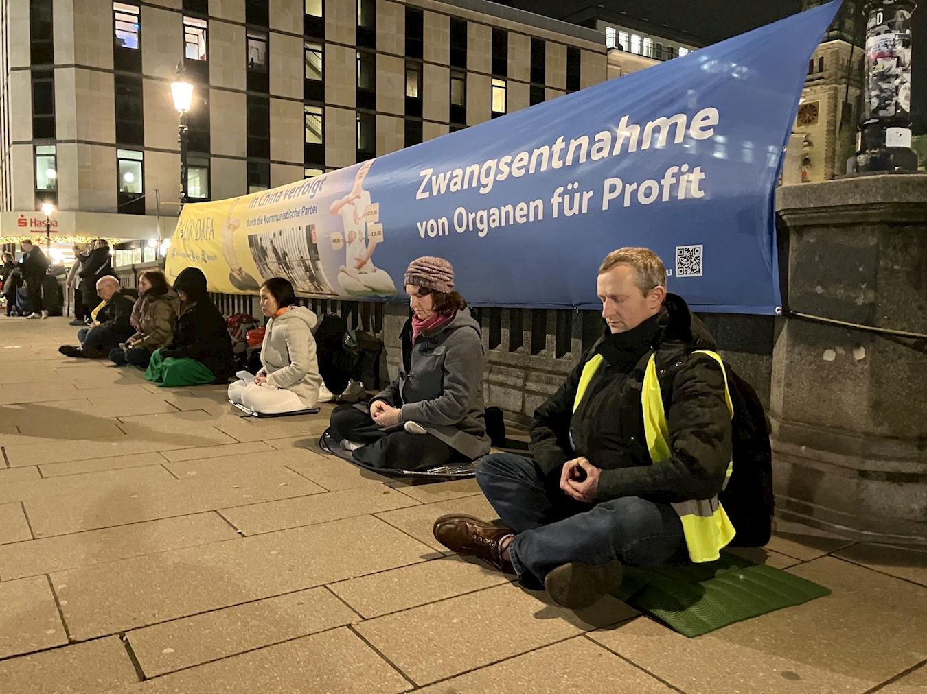 '圖1:二零二五年十二月十日國際人權日晚,德國漢堡及周邊地區的法輪功學員舉行燭光守夜活動,呼籲國際社會關注並制止中共對法輪功的迫害。'