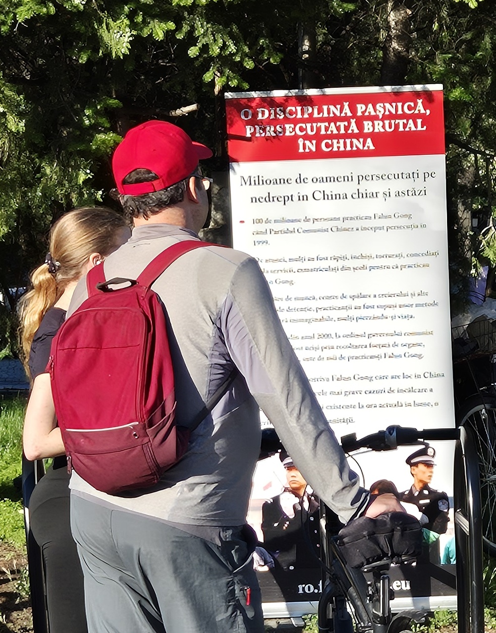 圖7:二零二五年五月三十一日,在布加勒斯特,路人駐足閱讀法輪功真相展板。