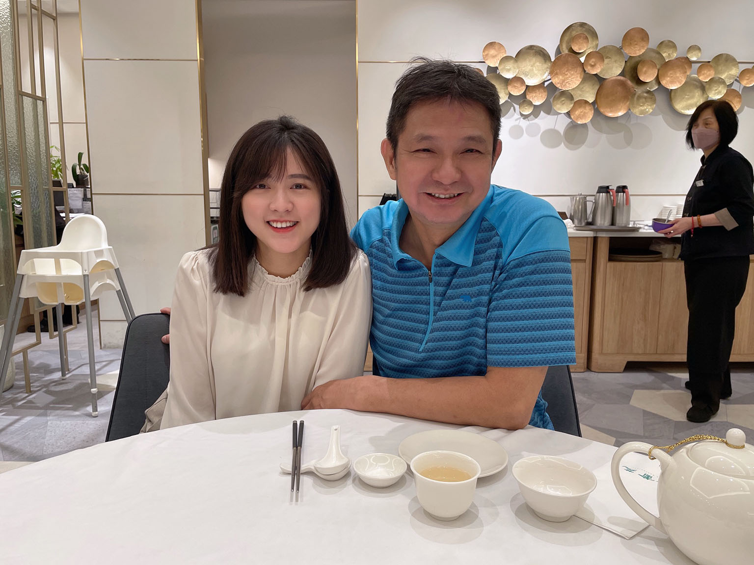 圖2:趙恰成(右)和女兒趙庭譽(左)。修煉後,趙恰成常提醒孩子要用「真、善、忍」的信念面對生活中的難關。