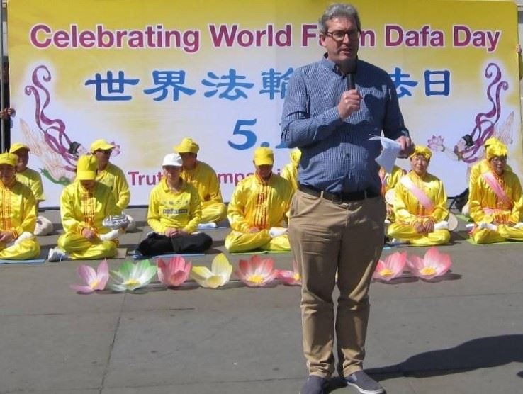 '圖1:英國保守黨人權委員會副主席本尼迪克特﹒羅傑斯(Benedict Rogers)表示,真、善、忍是人類共同的信仰。'
