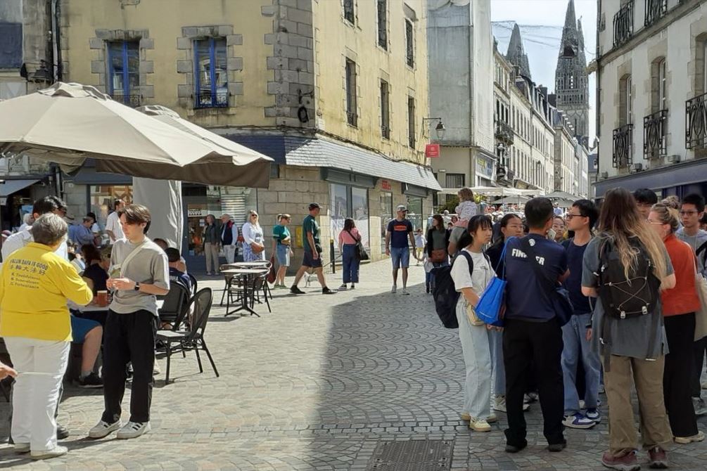'圖1~4:二零二五年五月三十一日,法國西部坎佩爾市(Quimper)舉辦了法輪功信息日,吸引很多遊人民眾前來了解法輪功。'