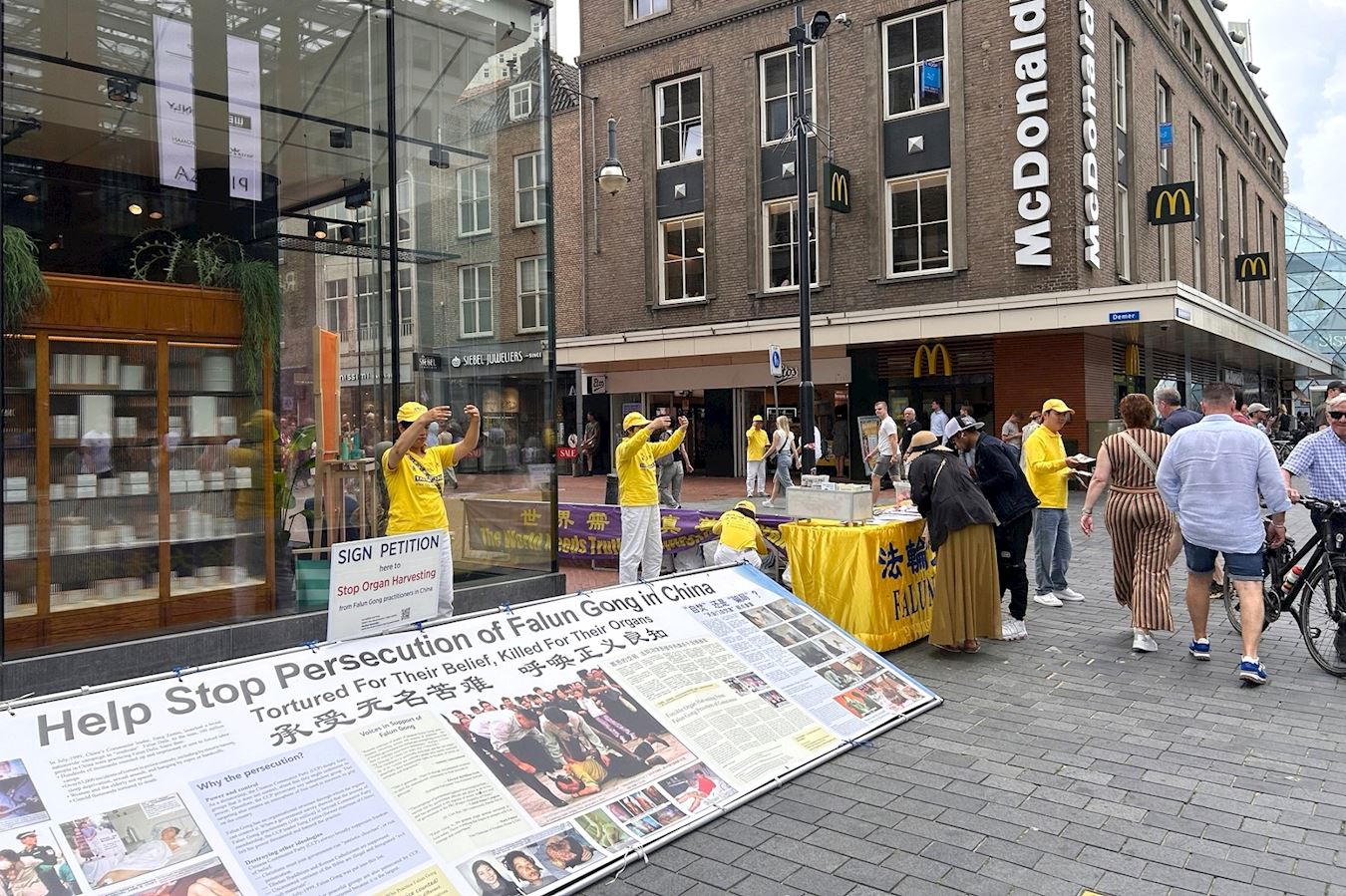 '圖1~2:二零二五年七月二十六日,學員們在愛因霍溫九月廣場(Septemberplein)布置真相展板,講真相。'