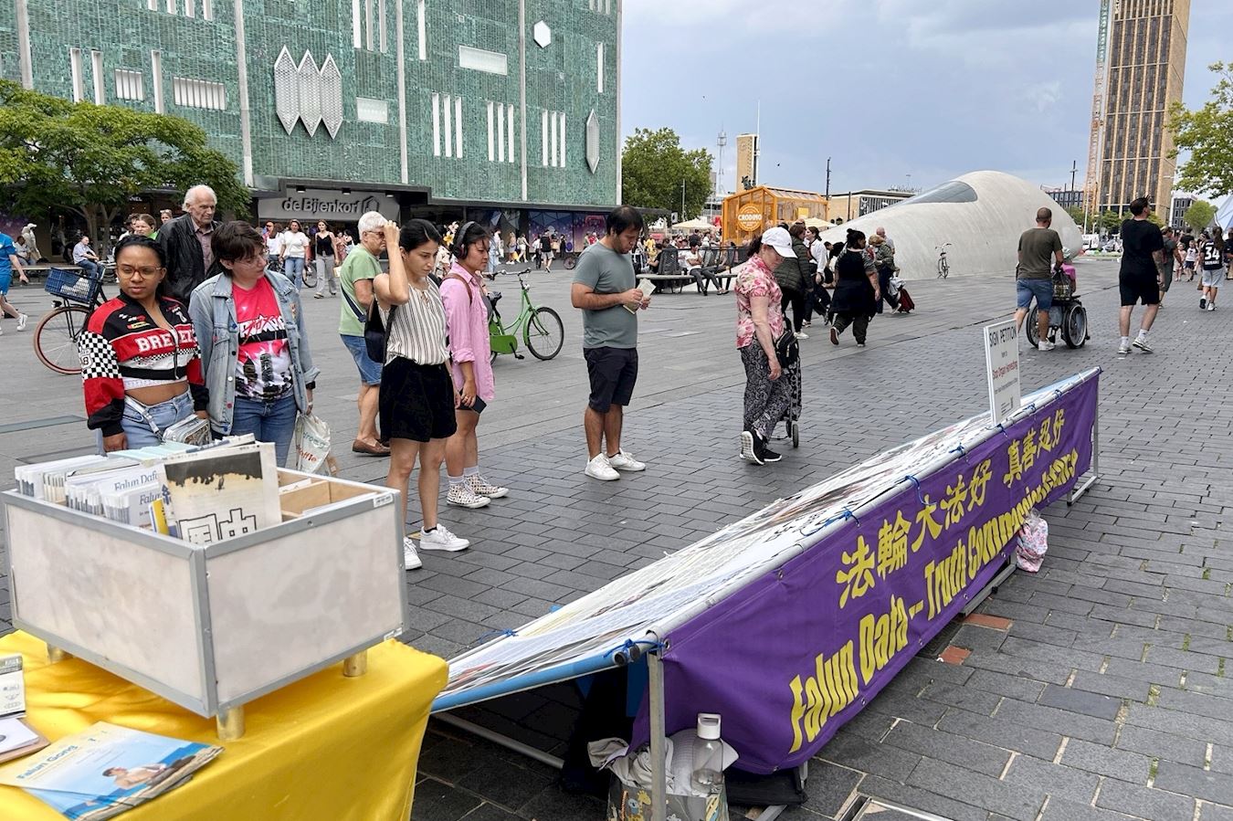 '圖3:法輪功展位吸引很多路人駐足了解真相。'