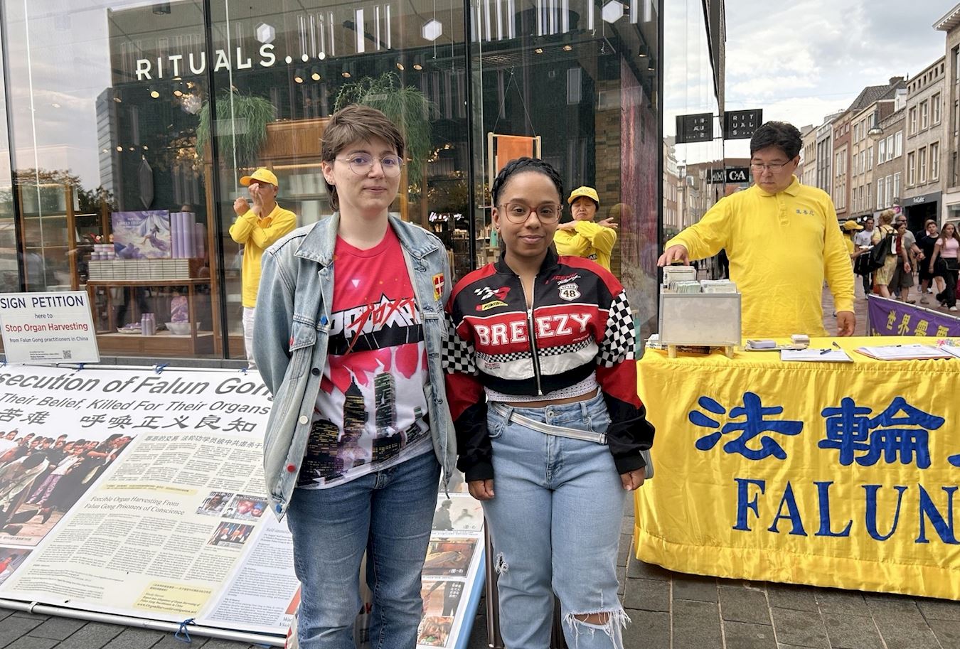 '圖13:莎拉娜和阿寶表示:「人們應該享有信仰自由而不應為此被迫害!」'