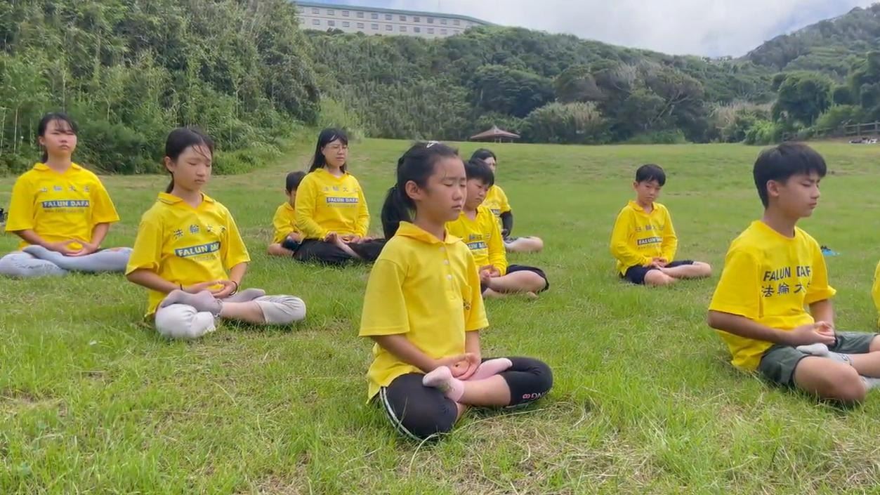 '圖1~2:大法小弟子們集體煉功'