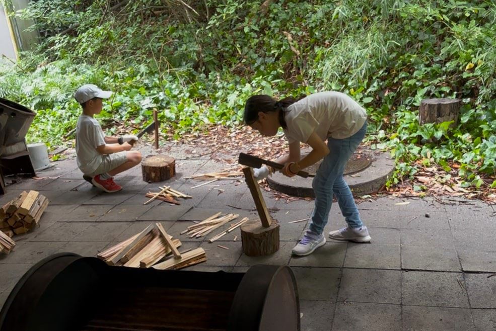 '圖5~6:孩子們在海邊玩耍'