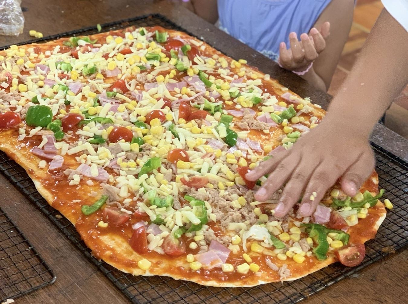 '圖7~11:孩子們齊心協力製作美味披薩'