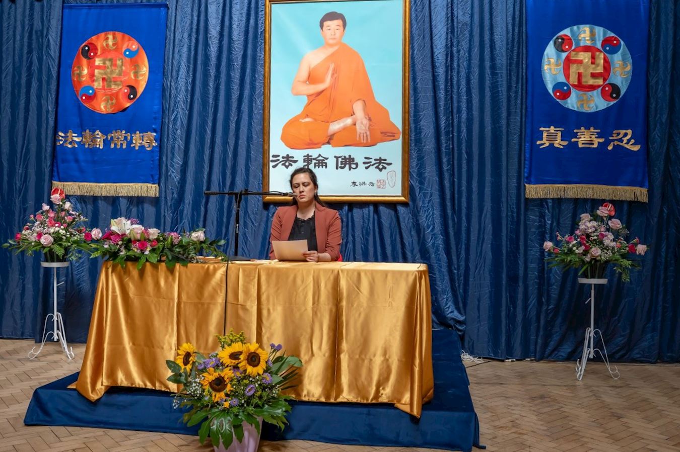 '圖2~5:法輪功學員們在法會上發言,交流各自的修煉心得。'