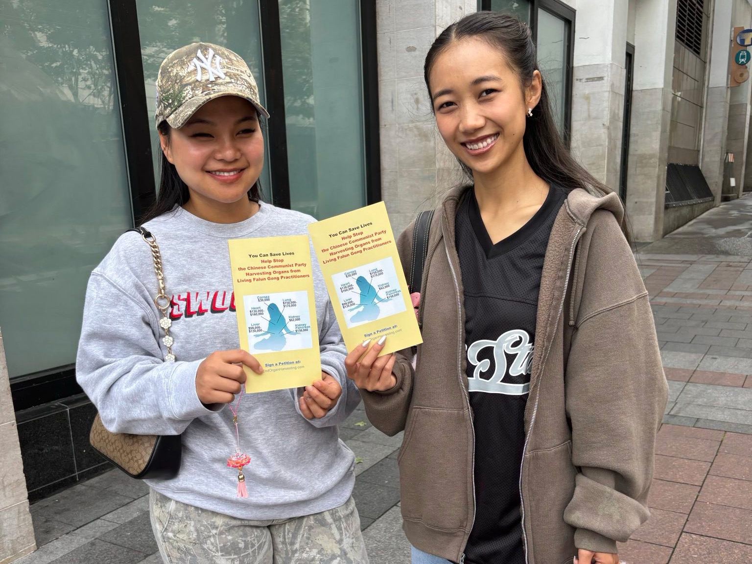 圖6:兩位年輕女孩在聽聞中共活摘器官的情況後震驚不已,並在徵簽表上簽名反對迫害。