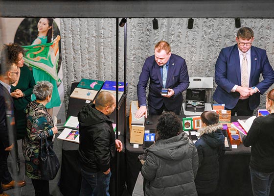 神韻義工:《轉法輪》磁石般吸引觀眾