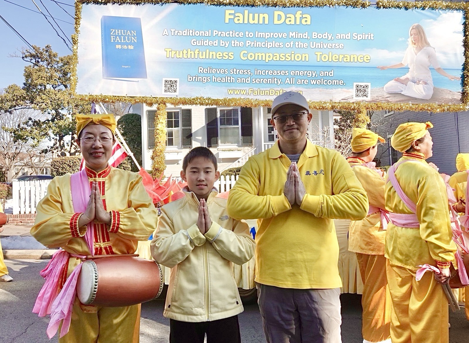 '圖17:法輪功學員徐少飛和妻子高美霞帶著兒子參加了總統日遊行,他們全家在中國新年到來之際向師父表達感恩。'