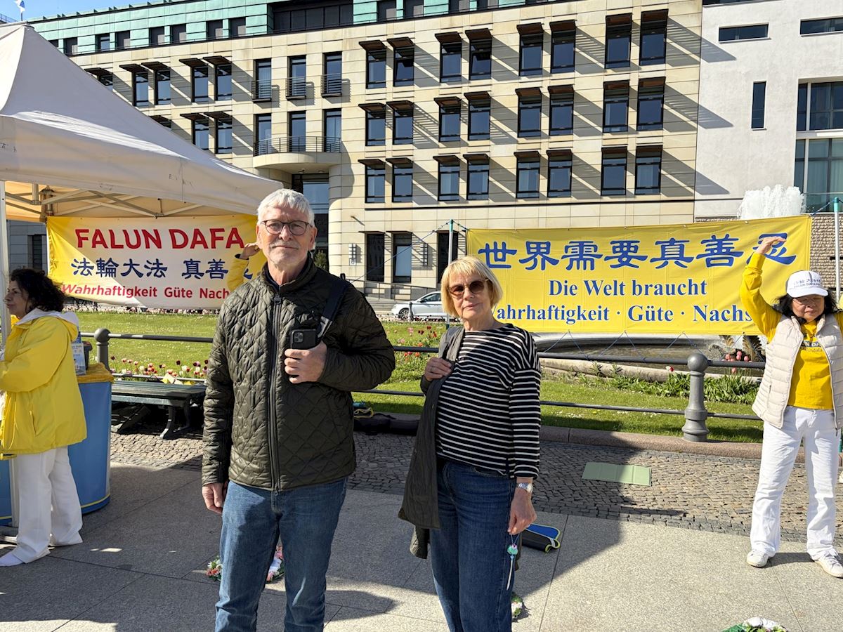 '圖16：來自丹麥的肯﹒哈坎森和太太都簽名聲援法輪功學員反迫害。'