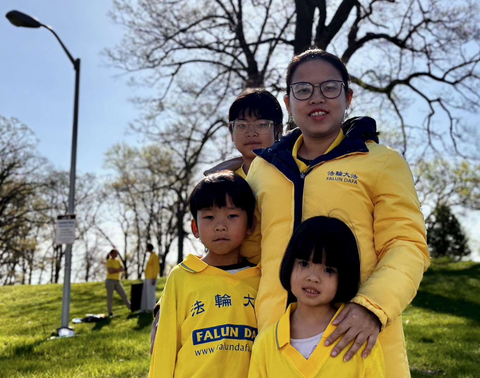 圖10:來自越南的法輪功學員阮花(Hoa Nguyen)帶著三個孩子來參加集體煉功(明慧網)